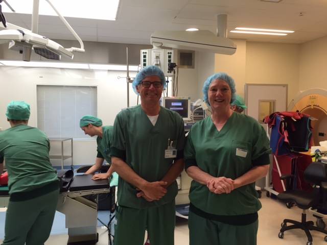 mr. Jenneke Rowel samen met lid-beroepsgenoot en anesthesioloog Hans Pöll in de operatiekamer